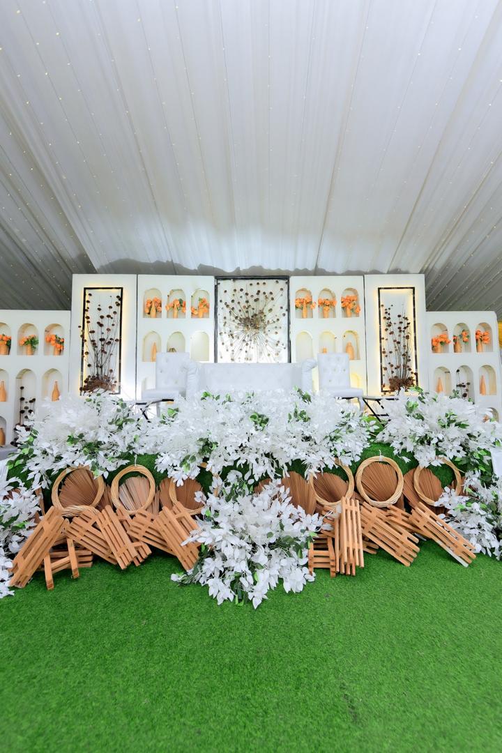 Rwandan-inspired reception with wooden accents and white flowers